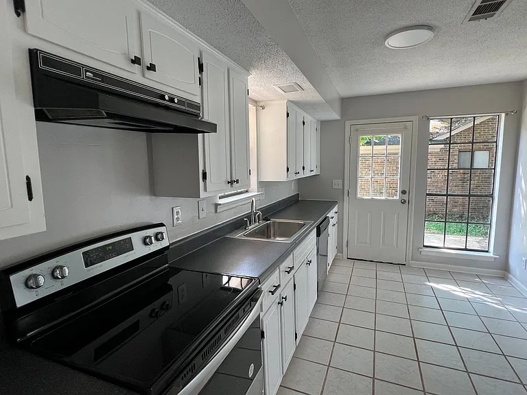 3233 Hillcrest Ln — Photo 4
