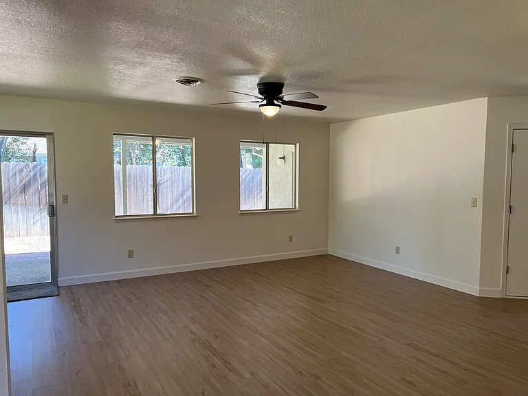 795 Railroad Ave — Photo 3
