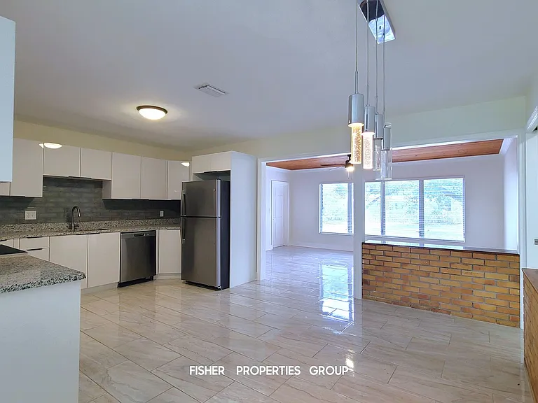 621 Riviera Dr — Photo 8