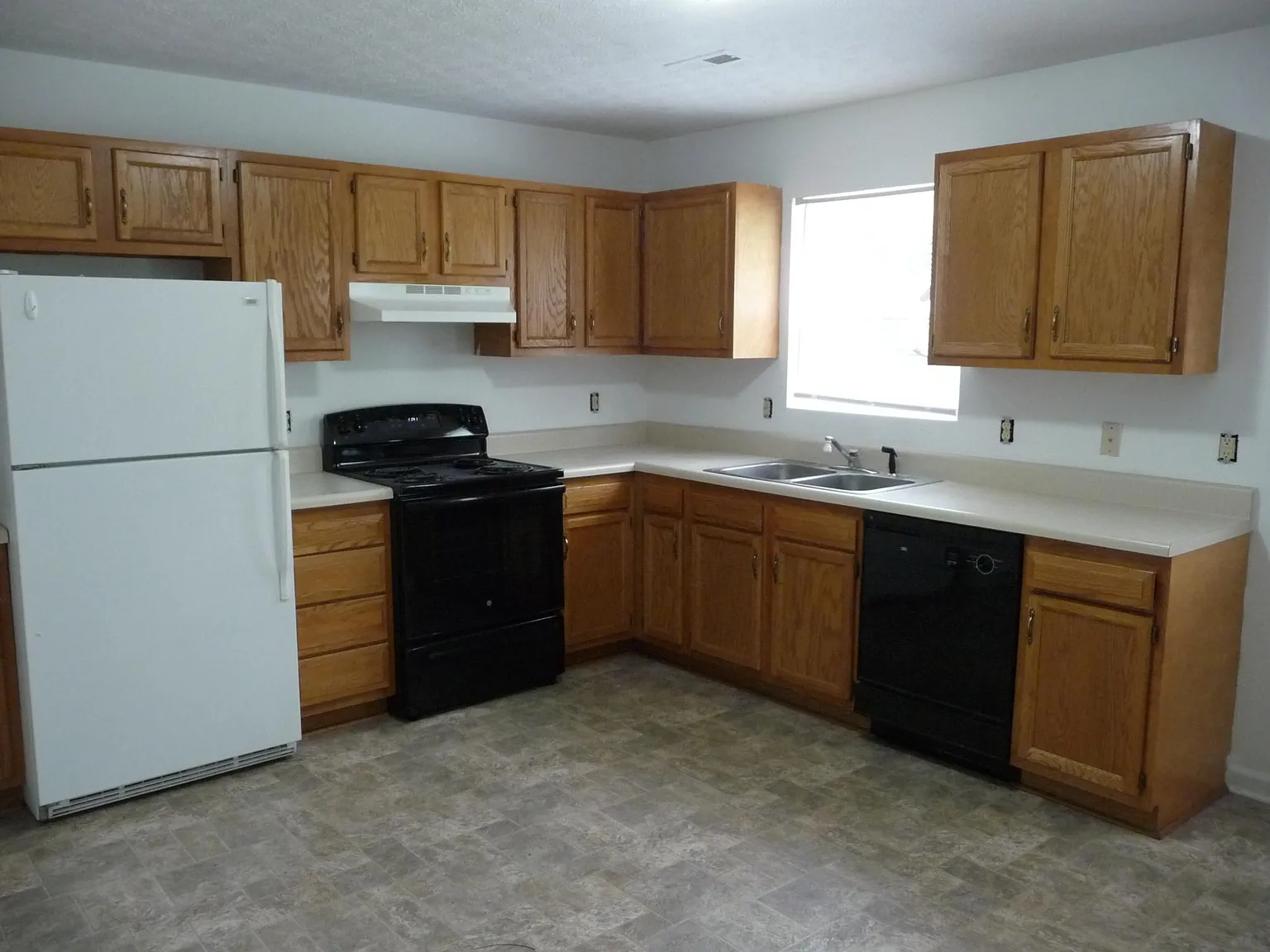3 bed, 1.5 bath, 1200 sqft, $1,300 — Photo 2
