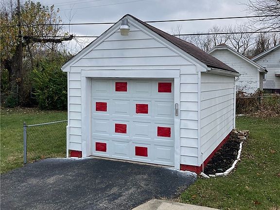 3rd image of 425 Elmhurst Rd