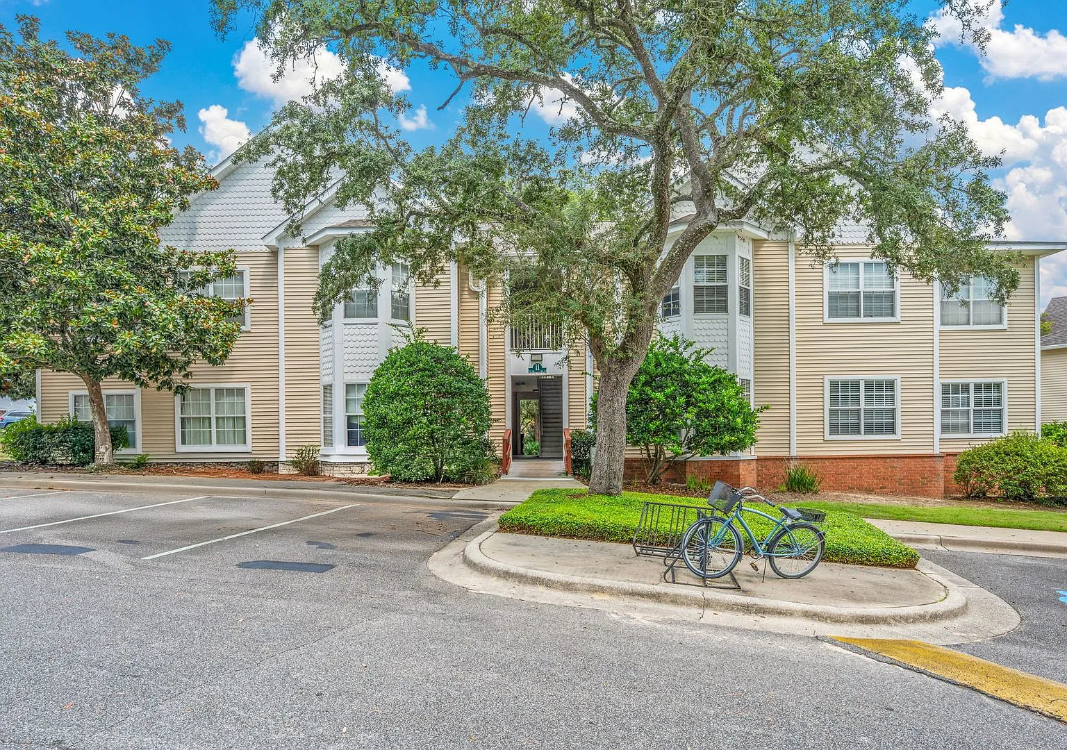 Spacious 2-Bedroom Condo at The Oaks Prime Location with Community Pool — Photo 1