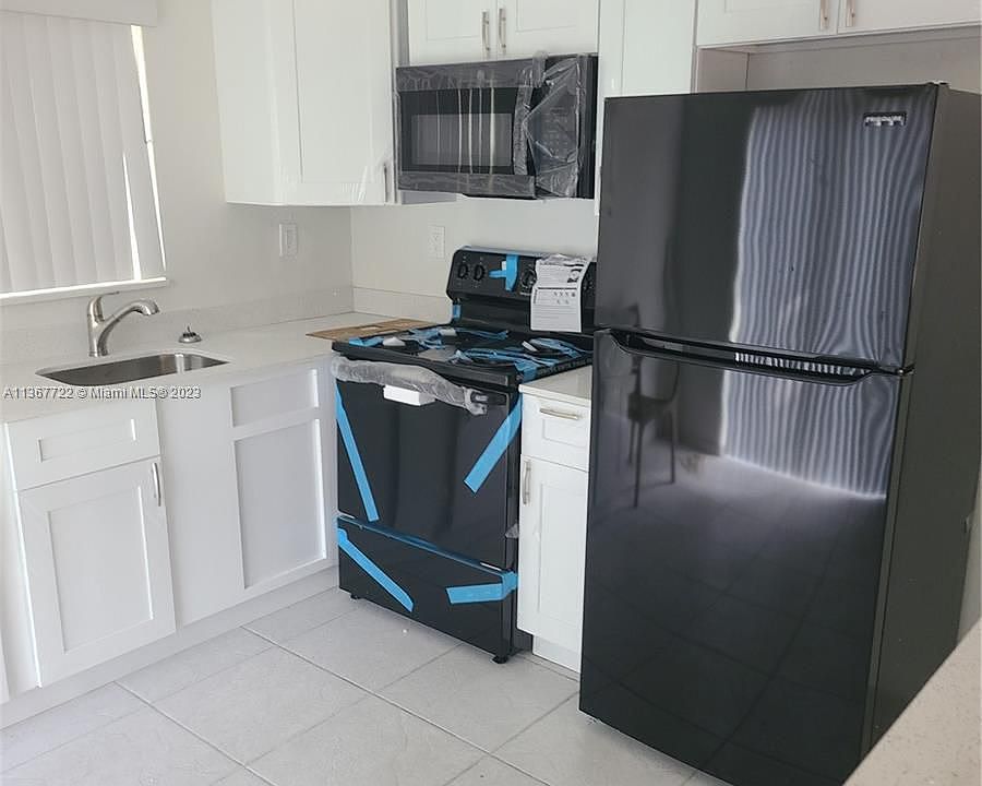 1st image of 820 SW 29th St #3