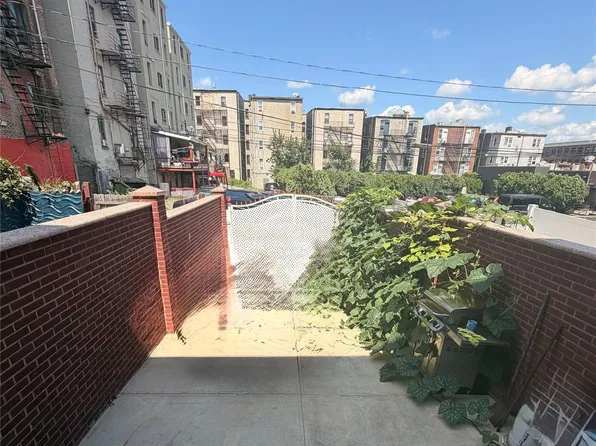 79 Moquette Row N, Yonkers, NY 10703