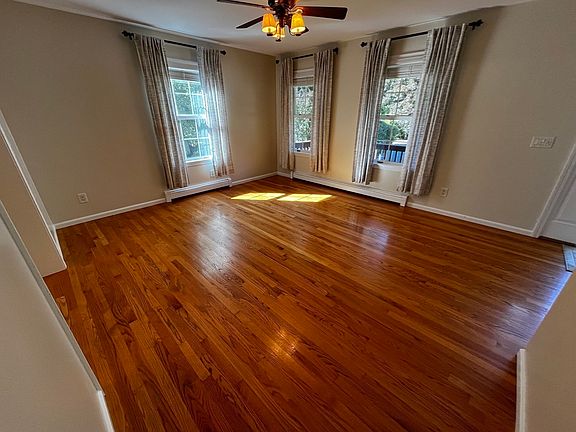 3rd image of 8 Pinewood Rd