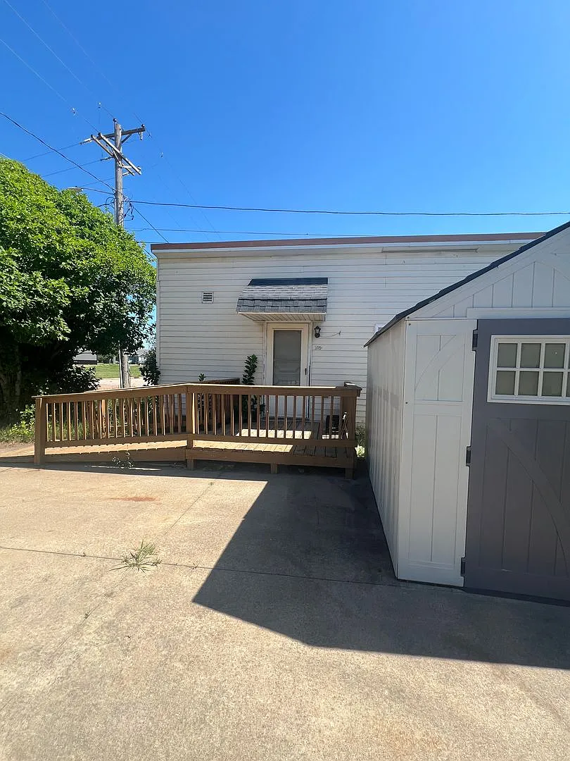 305 E Maple St — Photo 4
