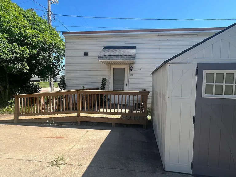 305 E Maple St — Photo 4