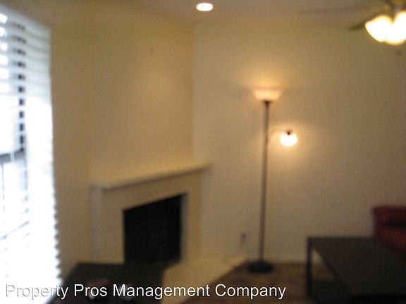 5th image of 929 W Hickory St APT 17