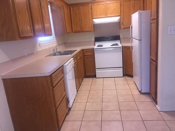 3rd image of 1006 Lexington Cir