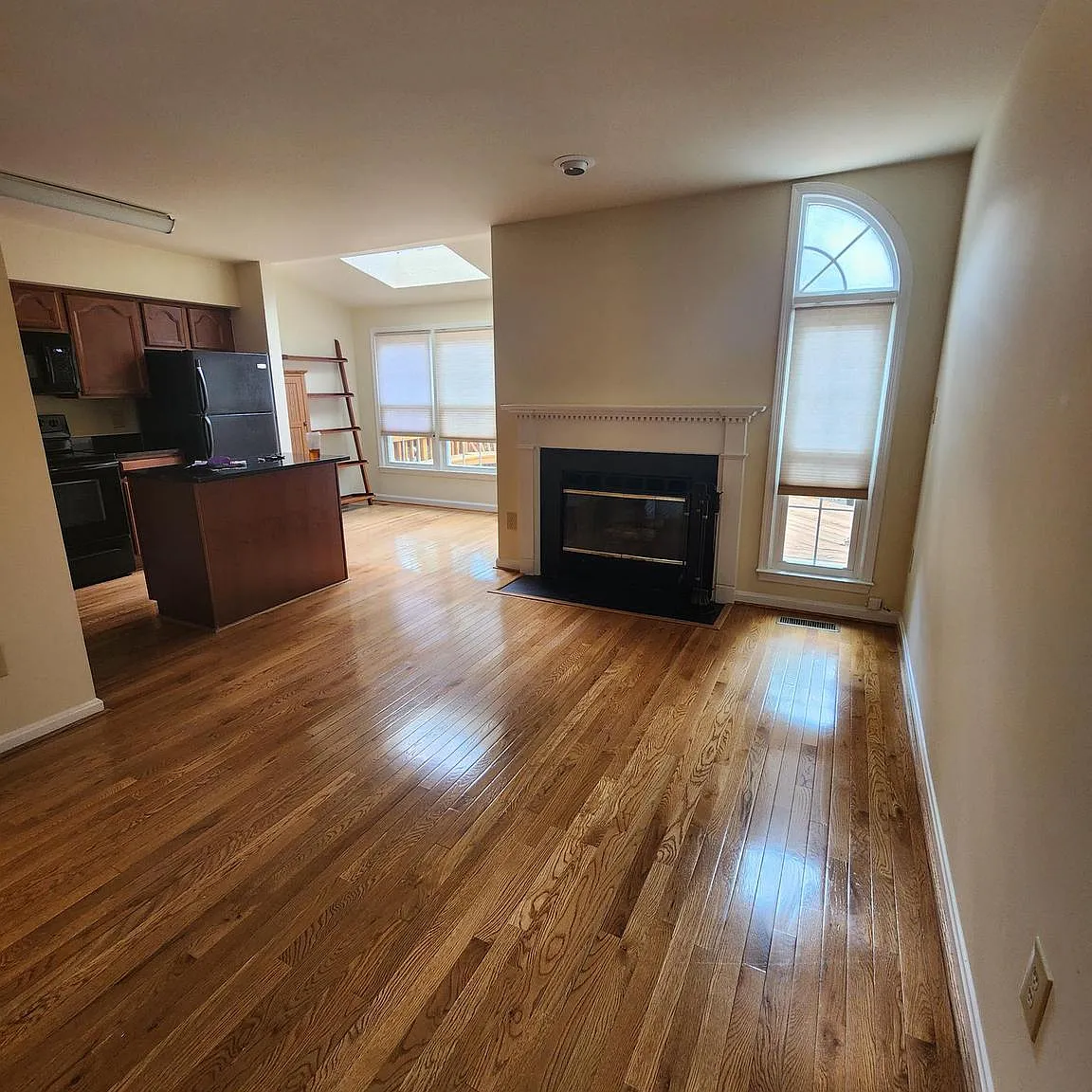 3 bed, 3.5 bath, 2006 sqft, $2,995 — Photo 4