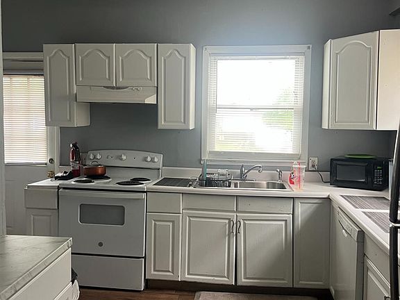 2nd image of 224 W 3rd Ave