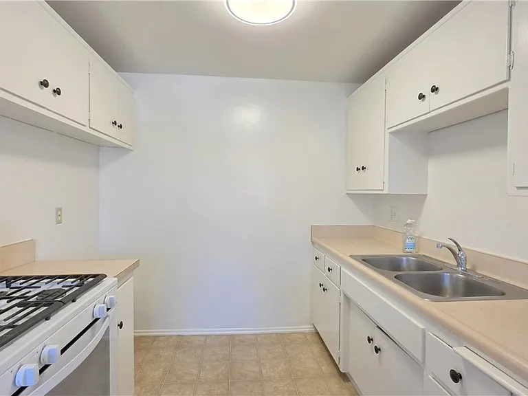 1086 Springfield St #D — Photo 5