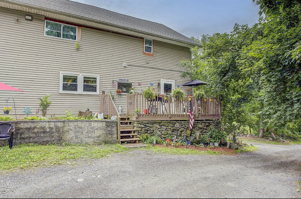 3 bed, 1000 sqft, $2,400 — Photo 3