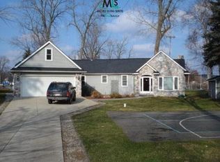 8866 Arlington St, White Lake, MI 48386