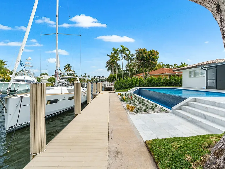 273 Tropic Dr — Photo 5