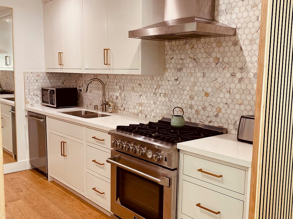 KITCHEN
STAINLESS STEEL 5 BURNER RANGE
STAINLESS HOOD