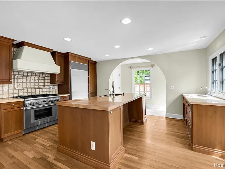 455 Linden Rd — Photo 19