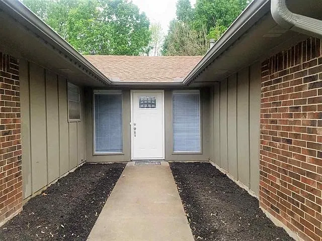 2306 NE Village Dr — Photo 2
