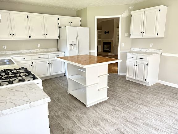 5th image of 413 Mountain View Ct