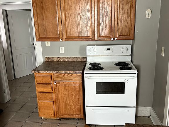 3rd image of 426 Pine St Floor 2