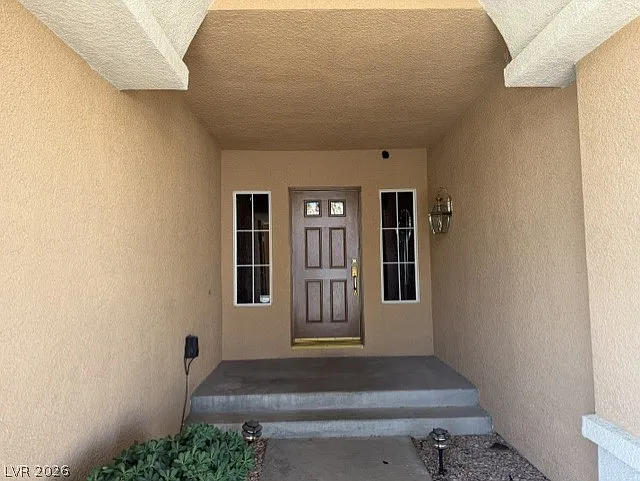 5 bed, 4.0 bath, 4861 sqft, $4,950 — Photo 2