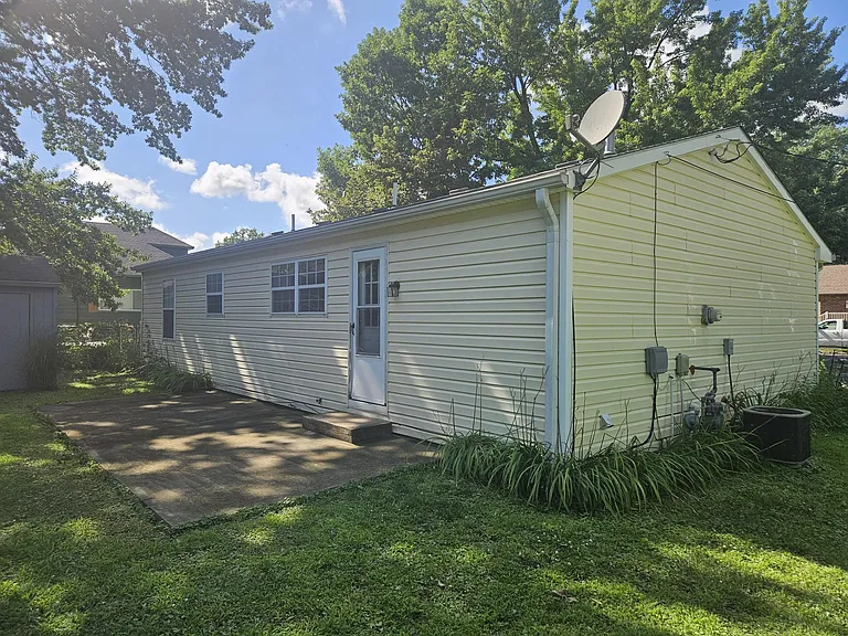208 W College St — Photo 8
