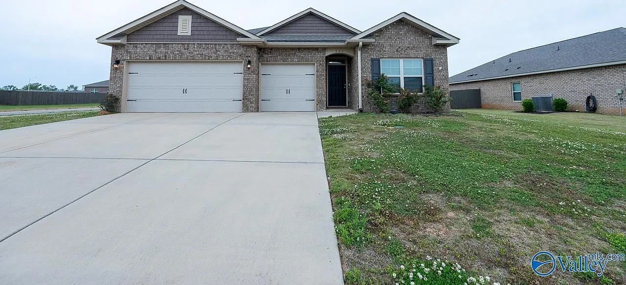 4 bed, 3.0 bath, 2389 sqft, $2,400 — Photo 1