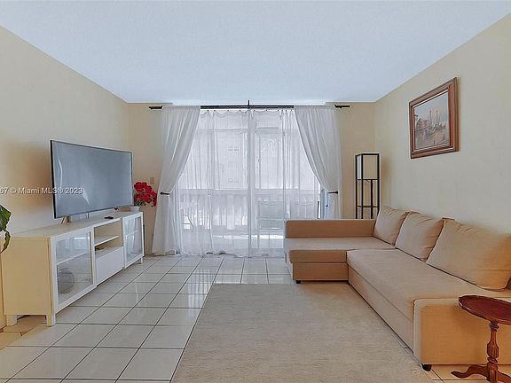 4th image of 500 NE 12th Ave APT 205