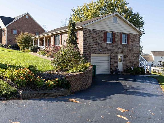 4th image of 320 Broadmoor Ln