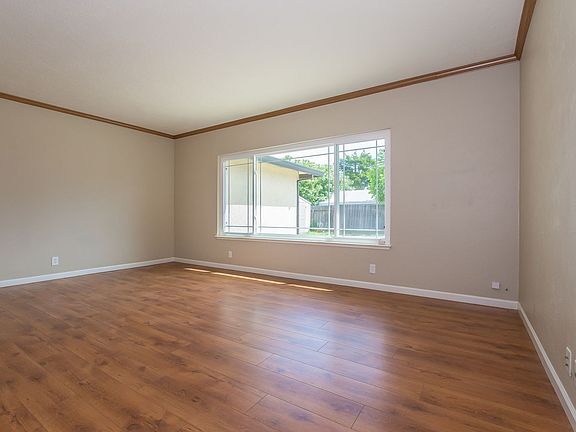 3rd image of 16 Brentford Cir