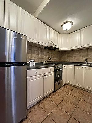4th image of 207 E 89th St APT C1