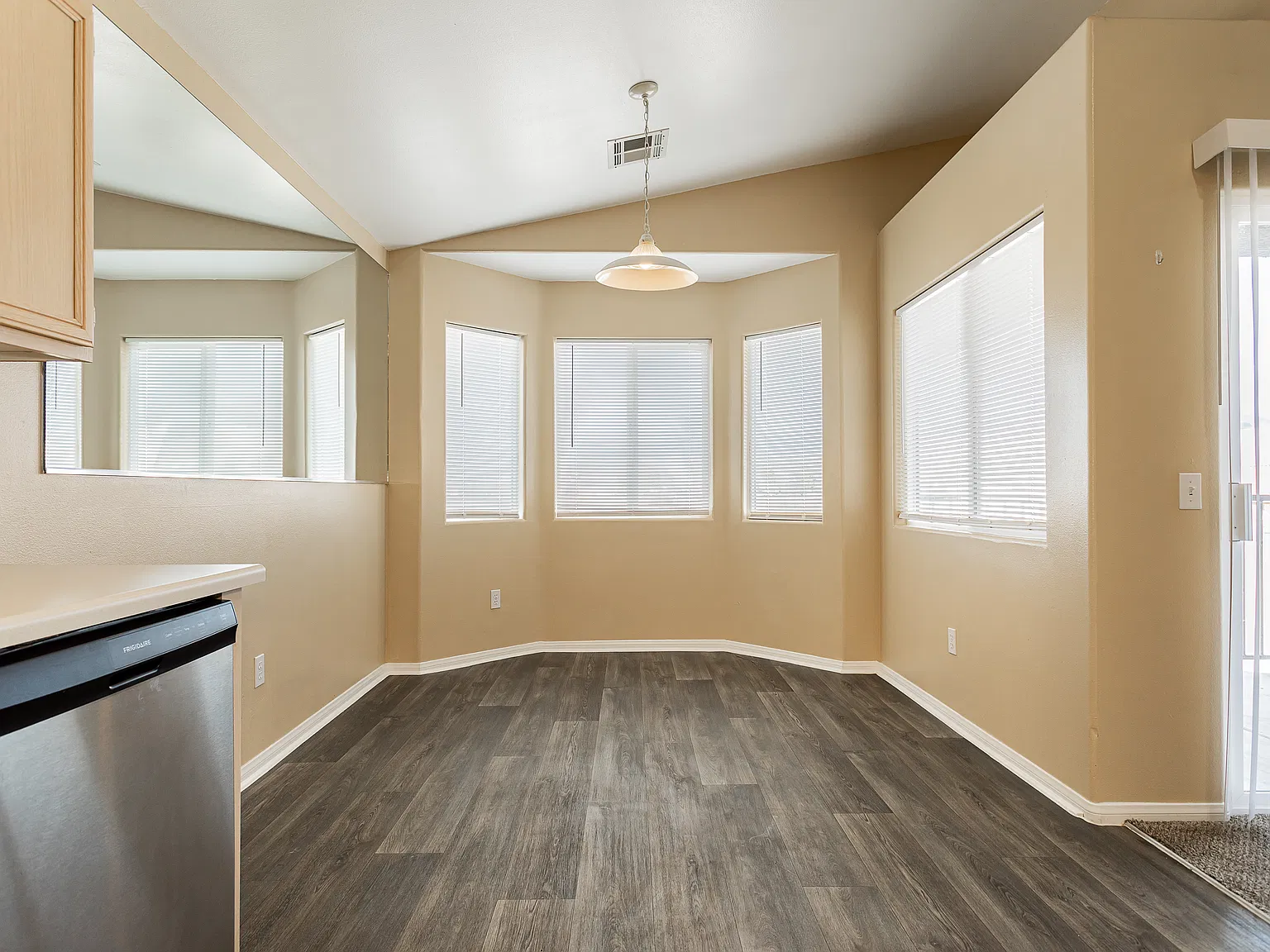 2 bed, 980 sqft, $1,349 — Photo 3