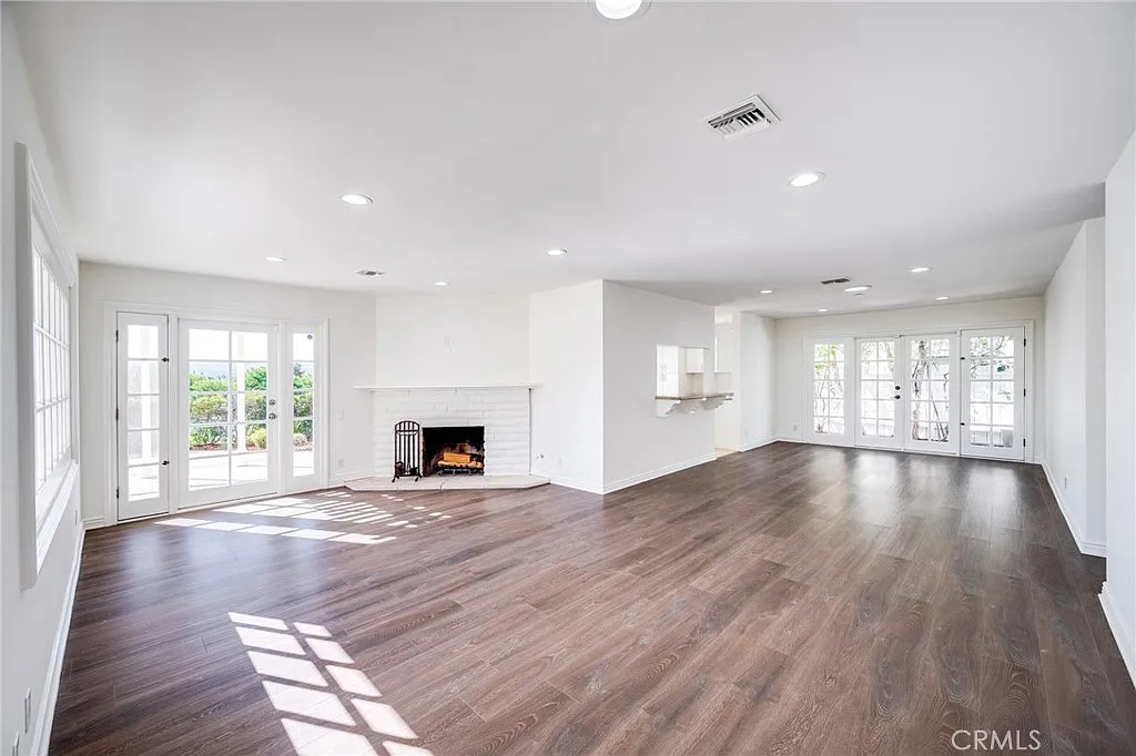 4 bed, 3.5 bath, 2224 sqft, $5,900 — Photo 2