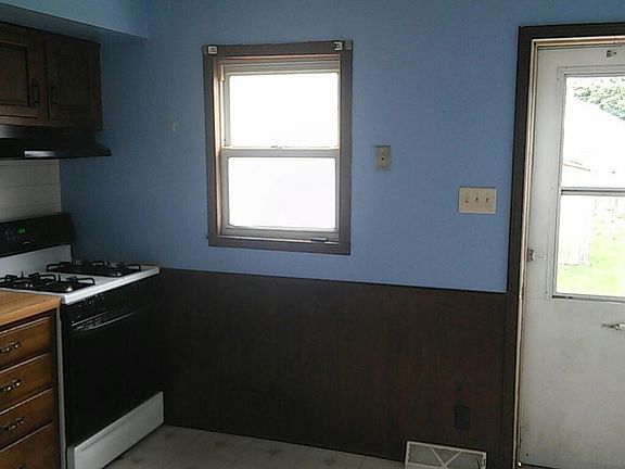 5th image of 206 E 11th St