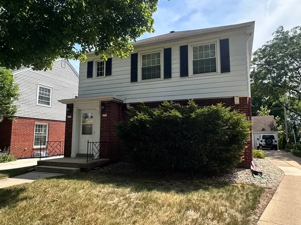 2256 N 72nd St, Wauwatosa, WI 53213