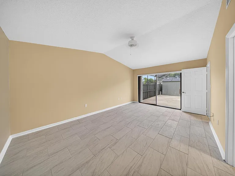 1567 Pheasant Walk #B — Photo 11