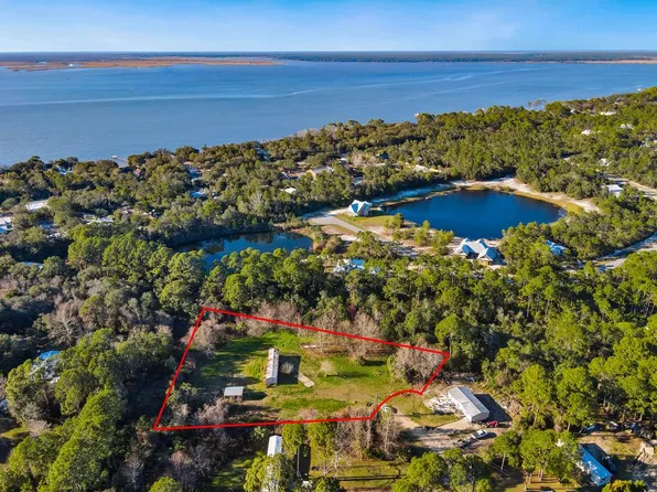 135 Daisey St, Eastpoint, FL 32328