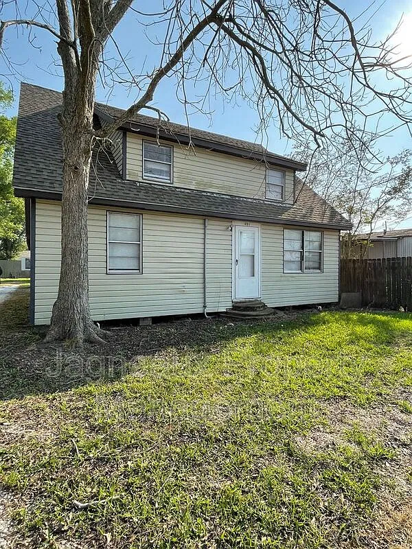 2 bed, 1.0 bath, 851 sqft, $750 — Photo 1