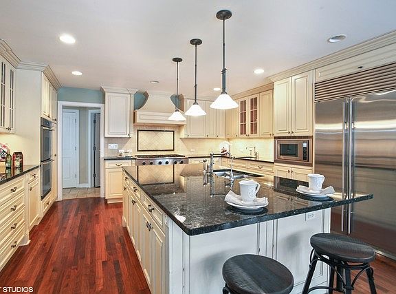 4th image of 807 Bronson Ln