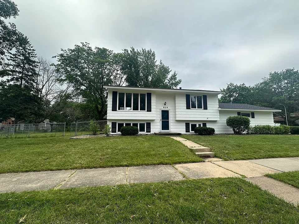 854 16 1/2 St SE