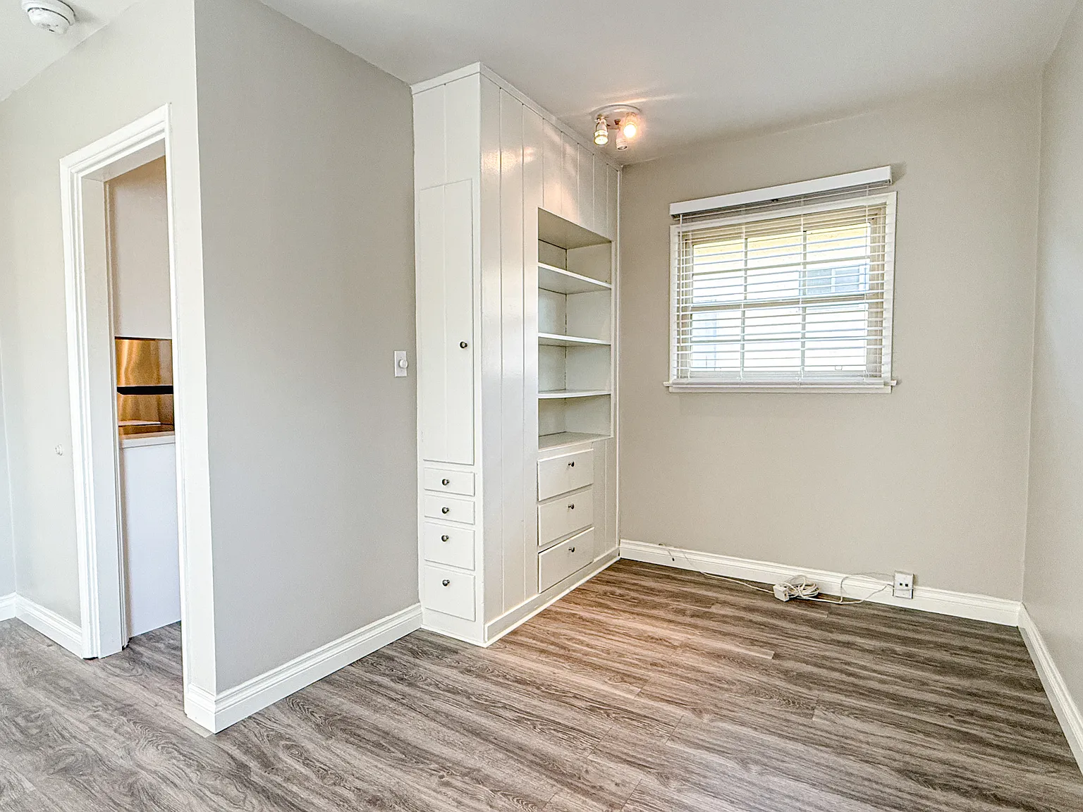 13808 Moorpark St — Photo 4