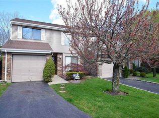 194 Pond View Ln, Smithtown, NY 11787