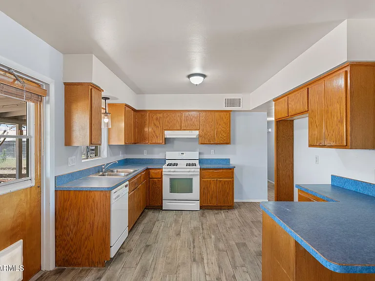589 N Jackson St — Photo 7