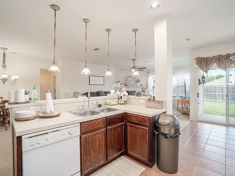 1327 Primrose Dr — Photo 9