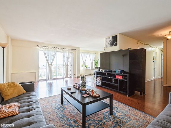 5th image of 7033 N Kedzie Ave APT 706
