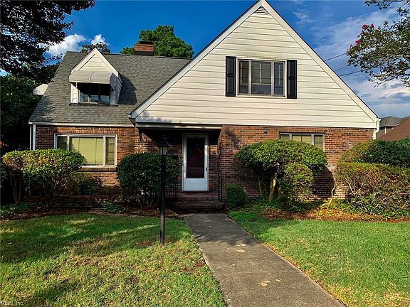 GREAT LOCATION DUPLEX DESIGN (OVER & UNDER). CENTRAL HEAT & AIR! NEW PAINT & REFINISHED HARDWOOD FLOORS THRU-OUT! GREAT FOR A COUPLE OR SINGLE'S. DESIRABLE HISTORIC RIVERVIEW NEIGHBORHOOD. APPROXIMATE 1400 SQFT.