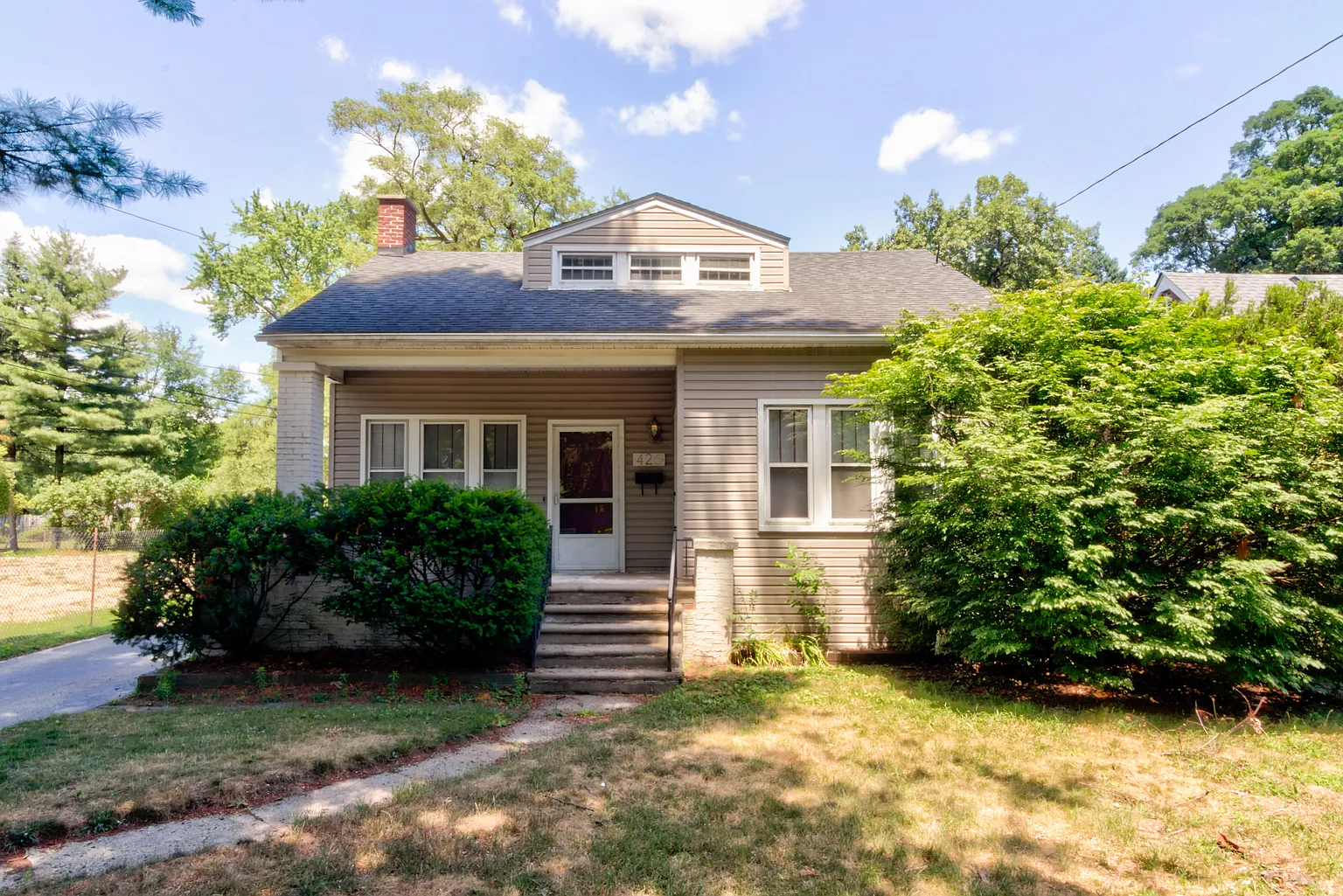 425 Parkdale Ave photo 1