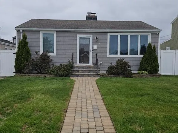 18 Robert Street, Freeport, NY 11520