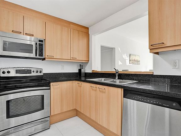 5th image of 225 Collins Ave APT 3K