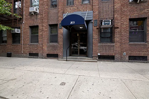 Sold by HomeDax Real Estate | media 8